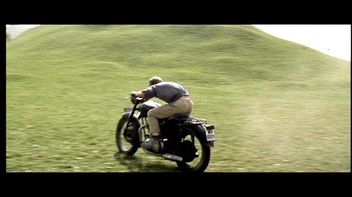 motos peliculas, moto triumph boneville a todo gas