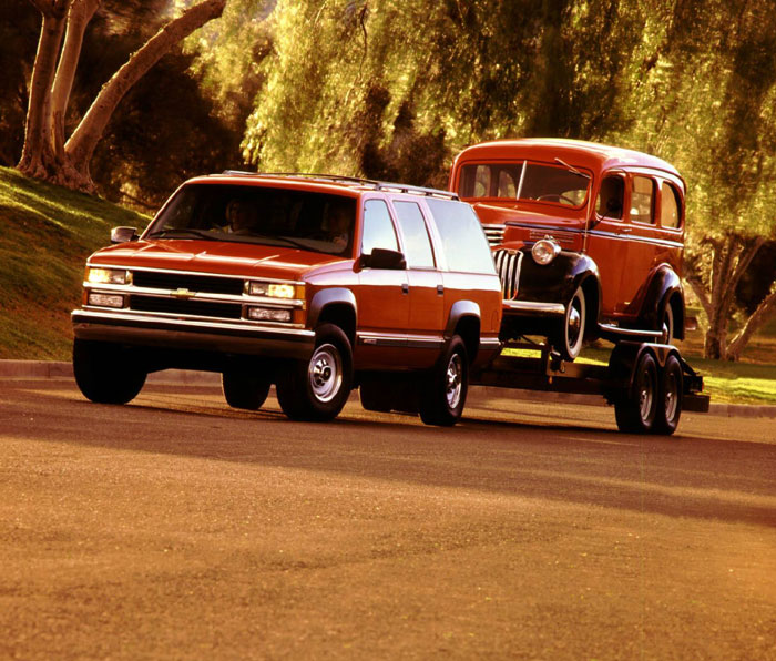 Chevrolet años 80 remolcando Chevrolet antiguo