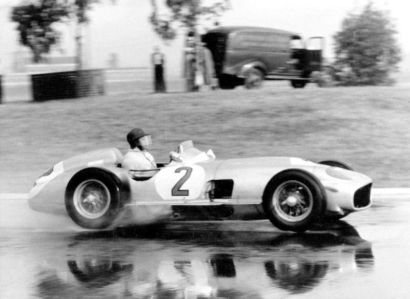 Juan Manuel Fangio corriendo