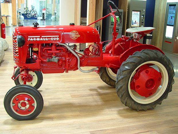 Tractor Farmall Cup